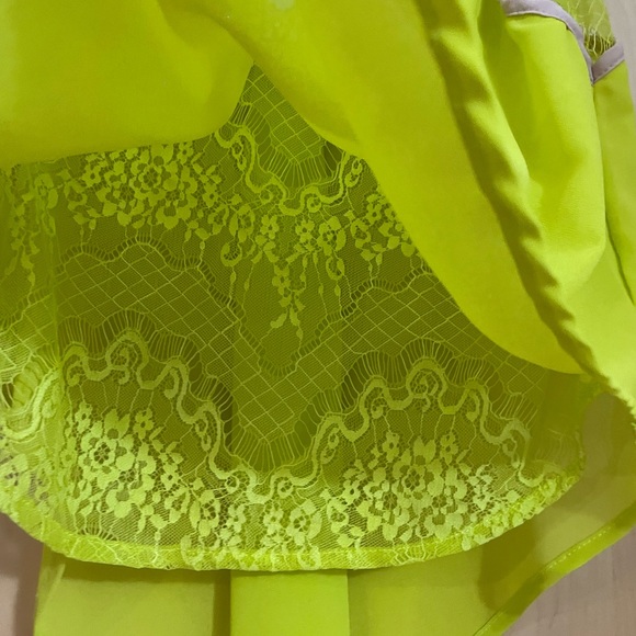 Lime green sleeveless lacy blouse - Picture 3 of 7